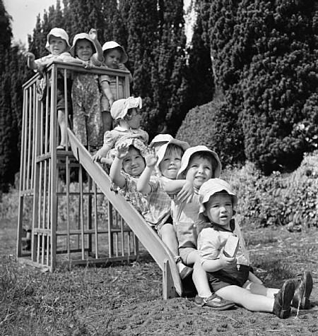 Wearing hats is not new - Photo from the 1940s